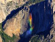 七色に輝く、虹の滝が幻想的で美しい！！